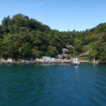 琵琶湖に浮かぶ神秘の島「竹生島」