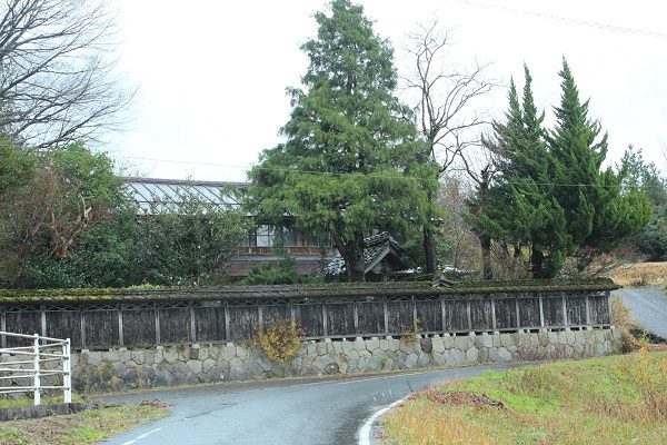 なだらかな田園風景の中に建つ築１５０年の趣ある古民家